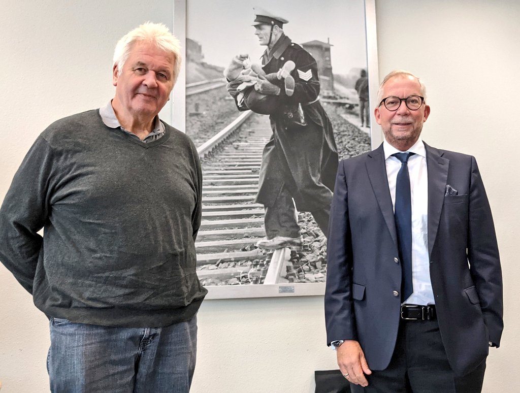 Unser Vorsitzender <a href="/ABroemme/">Albrecht Broemme</a> mit <a href="/InfoZoes/">ZOES</a> Vorstand #JensMüller  <a href="/securitas_de/">Securitas Deutschland</a> bei der FORSI-Sicherheitstagung von @Sprecher_BDSW bei <a href="/PolizeiHamburg/">Polizei Hamburg</a> zu #Bevölkerungsschutz und Mitwirkung der #Sicherheitswirtschaft - Appell zur #Kooperation: "Jeder macht, was er am besten kann!"