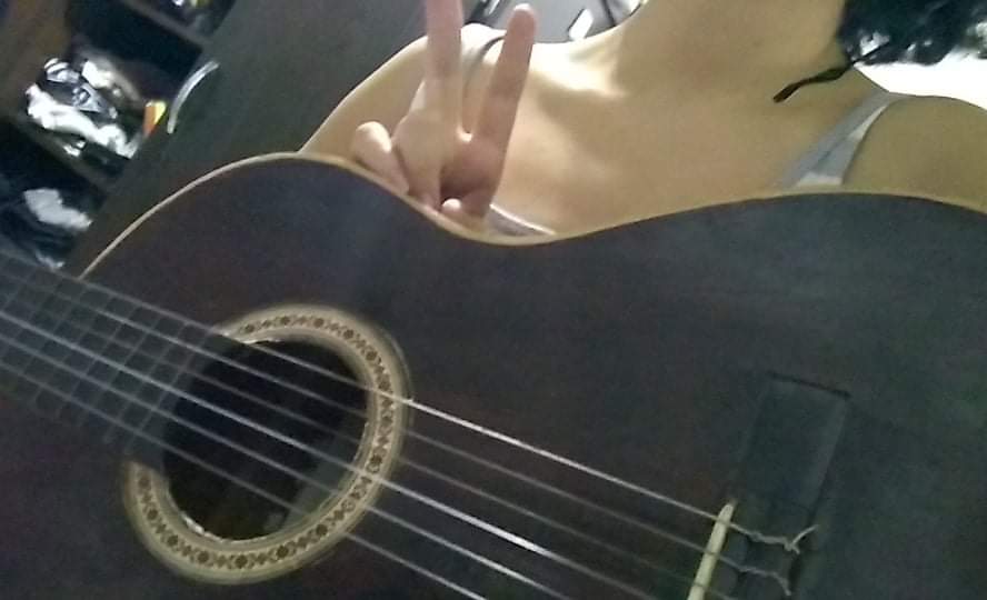 LoveElectra2's tweet photo. Mañana de intentar aprender a tocar guitarra(?) Jajajaja 🥺
Buenos días estrellitas 😊 la tierra les dice hola 🥰 🌱🍃🌊🌪️🌈
Recuerden separar bien sus residuos 💋
https://t.co/D3nT6xSy0k 🖤3🖤
#goodmorning #fridaymorning #guitar #packsteen #ventadepaks #pijama #practice #beauty https://t.co/cwCQdwAjAn