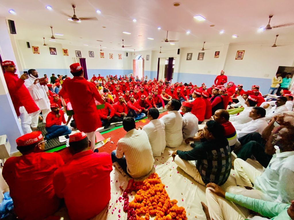 samajwadiparty's tweet photo. समाजवादी लोहिया वाहिनी के प्रदेश अध्यक्ष डॉ राम करन निर्मल के नेतृत्व में ‘‘गांव-गांव दलित संवाद कार्यक्रम“ के तहत आज जनपद मैनपुरी के सपा कार्यालय में समाजवादी लोहिया वाहिनी के पदाधिकारीयों के साथ, 
https://t.co/IHUjrs9sNZ https://t.co/jyuY17FQRw