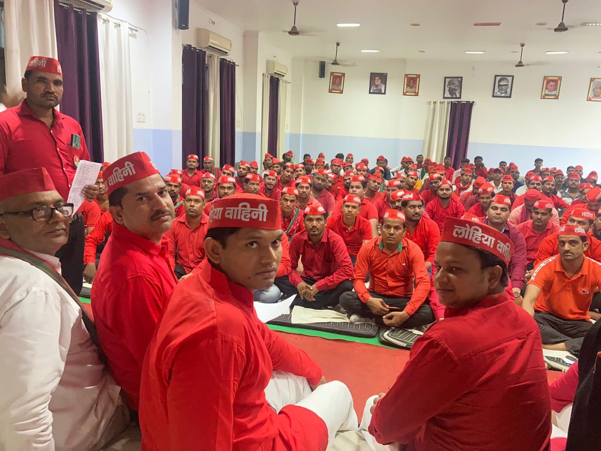 samajwadiparty's tweet photo. समाजवादी लोहिया वाहिनी के प्रदेश अध्यक्ष डॉ राम करन निर्मल के नेतृत्व में ‘‘गांव-गांव दलित संवाद कार्यक्रम“ के तहत आज जनपद मैनपुरी के सपा कार्यालय में समाजवादी लोहिया वाहिनी के पदाधिकारीयों के साथ, 
https://t.co/IHUjrs9sNZ https://t.co/jyuY17FQRw