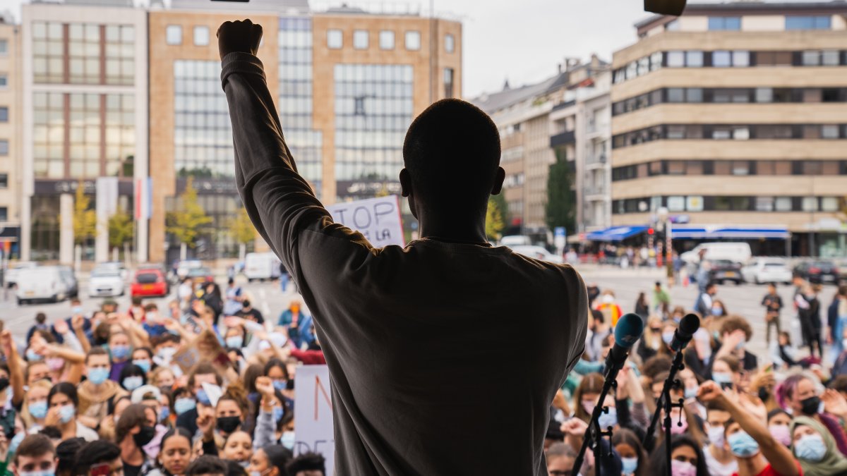 “Eis steet d’Waasser bis zum Hals”, ënner deem Motto stoung haut an der Stad ee weidere Klimastreik vu <a href="/yfcluxembourg/">Youth for Climate Luxembourg</a>. Den Organisateuren no wiere geschaten 3.000 Jonker op der Strooss gewiescht, fir de Cortège vun der Stater Gare bis op de Glacis.