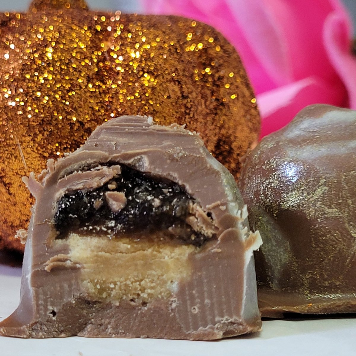 tim4chocolates's tweet photo. A new twist on butter tarts.
The traditional butter tart filling with a shortbread cookie base inside a Belgian chocolate shell. They taste just like a butter tart!
Creating chocoholics one bite at a time!
Always fresh,  Never shelved!
#timeforchocolate #buttertart https://t.co/T9cFPbuTP9