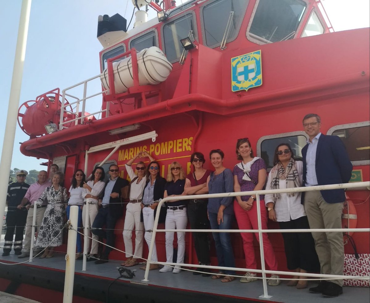 MarinsPompiers's tweet photo. [#Visite ⚓] 

Le bataillon de marins-pompiers a reçu une délégation de l'@IHEDN.
➡️ Présentation de l'expertise et des savoir-faire de l'unité, de la capacité d'intervention à bord des navires #CAPINAV, de la capacité de détection #NRBC, sans oublier le célébre bateau pompe. https://t.co/feNjg6HnKt