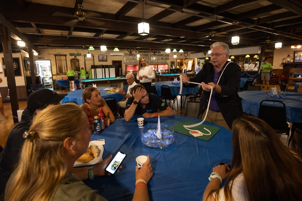 SnipeWho2021's tweet photo. Paul Gertner Magic fooling the sailors.  @CottageParkYachtClub @PaulGertnerMagic
📷 Matias Capizzano https://t.co/tSdsdAdKHK