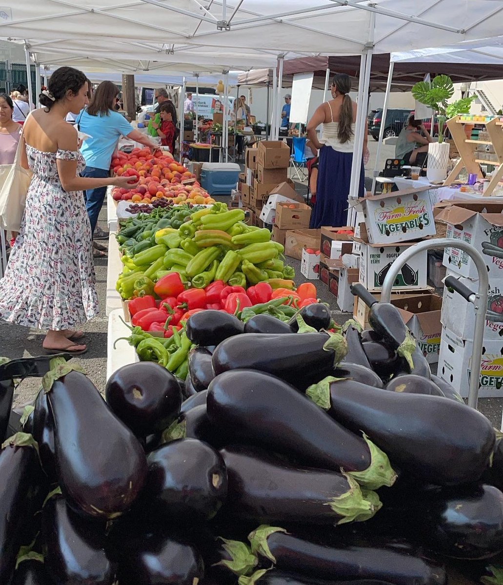 heartctgrown's tweet photo. Don't think about the rain today. Think about the wonderful farmers markets you're going to visit this weekend to get yourselves excited about Fall crops, Fall weather, and Fall fun! We promise the sun will come out. Promise.
Photo by Stamford Downtown of the Spring Street Market https://t.co/yA04pvYaEO