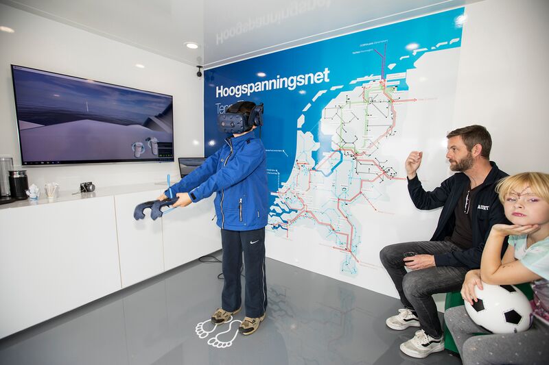 tennet_nl's tweet photo. 🎈 Morgen is het #Burendag voor onze 380kV-verbinding #Eemshaven #Vierverlaten. 

We heten onze buren &amp; geïnteresseerden van harte welkom - aan het hele gezin is gedacht. Ben je in de buurt en/of heb je interesse? We zien je morgen graag!

Meer informatie: https://t.co/RpNb3Uzu90 https://t.co/0kN1K8dmZ1