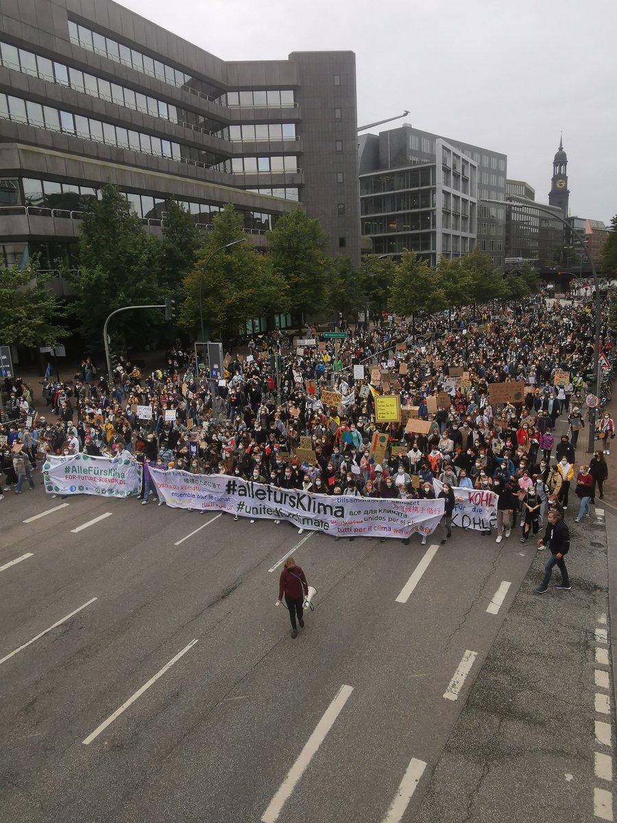 Wow! 80.000 Menschen demonstrieren gerade in Hamburg für #Klimaschutz, der mehr ist als ein leeres Wahlversprechen!

#Klimastreik #AlleFuersKlima #FridaysForFuture #hh2409