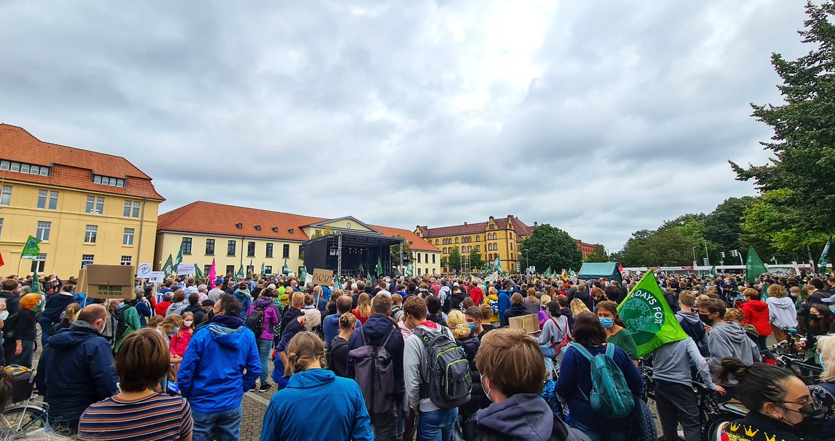 britta_m13's tweet photo. #Klimastreik in #Oldenburg  - auch hier sind tausende auf der Straße 
#Scientists4Future 
#FFF #AlleFürsKlima #WissenSchafftKlimaschutz https://t.co/1VsHCx8YNm https://t.co/OmP4tLDEDL