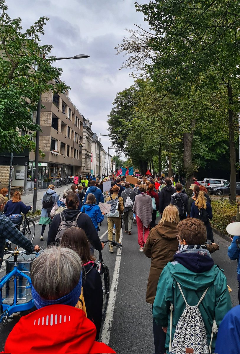 britta_m13's tweet photo. #Klimastreik in #Oldenburg  - auch hier sind tausende auf der Straße 
#Scientists4Future 
#FFF #AlleFürsKlima #WissenSchafftKlimaschutz https://t.co/1VsHCx8YNm https://t.co/OmP4tLDEDL