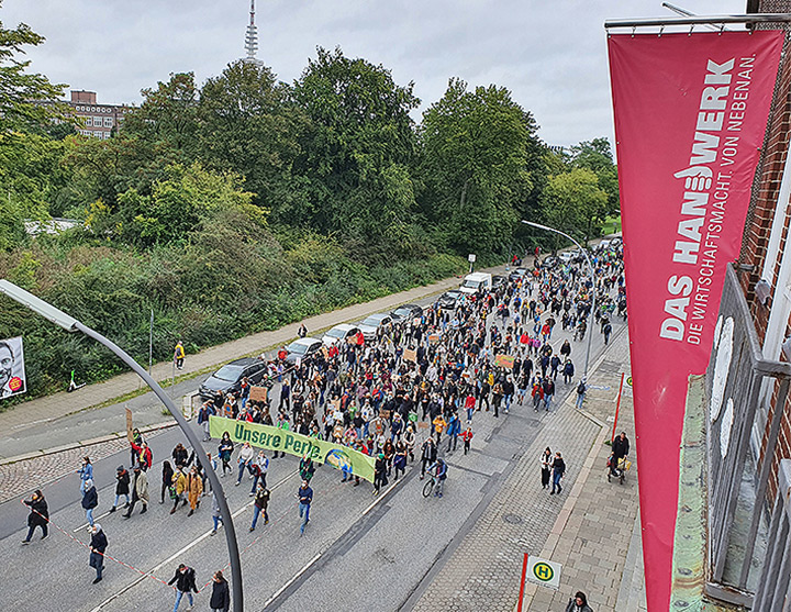 HWK_Hamburg's tweet photo. Der offizielle Ausrüster der #Energiewende grüßt den Demo-Zug! 👩🔧🌍 #dashandwerk
#allefuersklima #holstenwall #klimawendetechniker https://t.co/KfeL4ZiOPe https://t.co/xW9EtmesV9