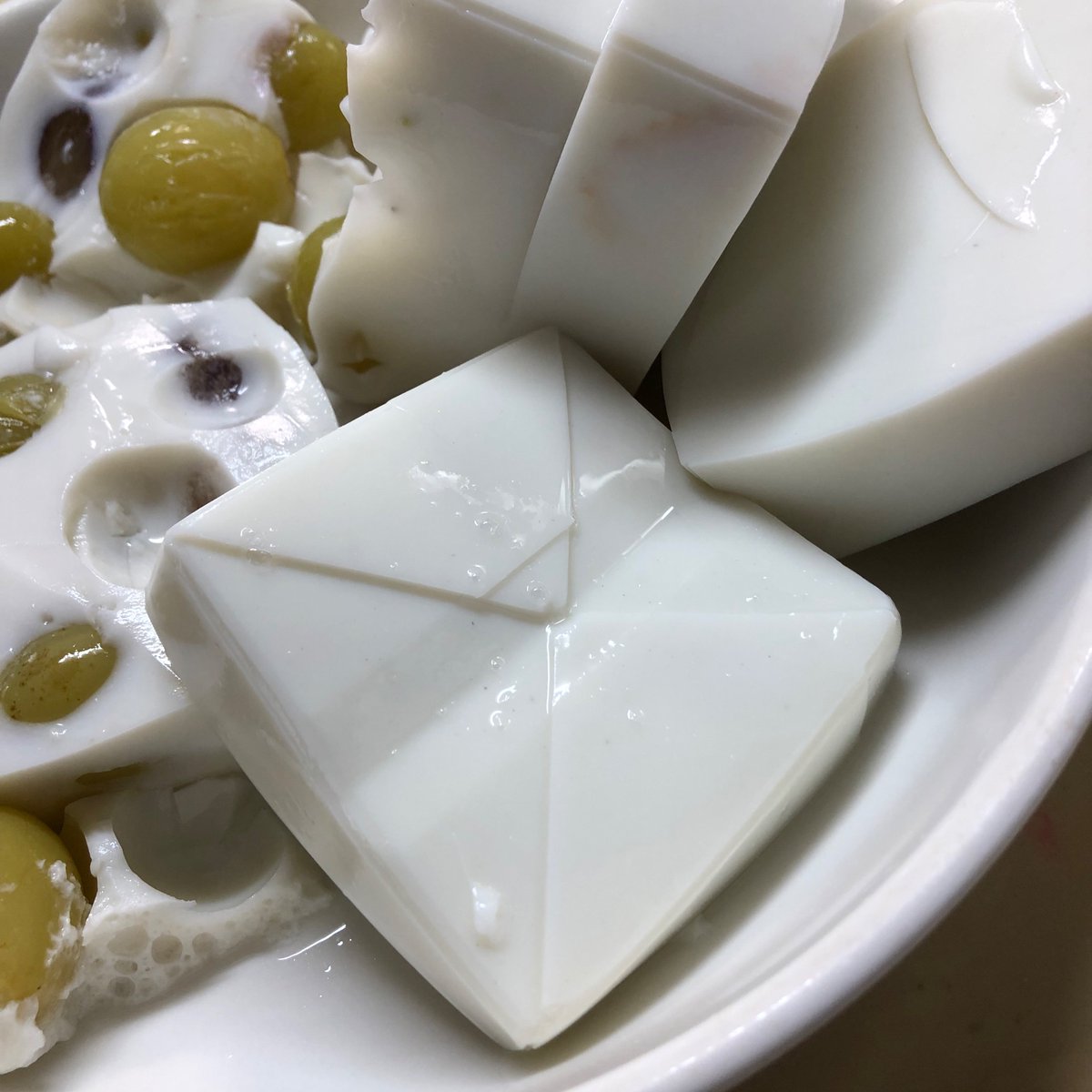 hspfire9's tweet photo. 牛乳寒天にブドウを入れて作ってみました🍇

固まる前に浮いてしまって、ただの寒天とブドウ盛り沢山の部分ができてしまいました…🤣

美味しかったですが、牛乳寒天には酸味のあるミカン等の果物の方が合いそうです🍊 https://t.co/d1rAg34lNX