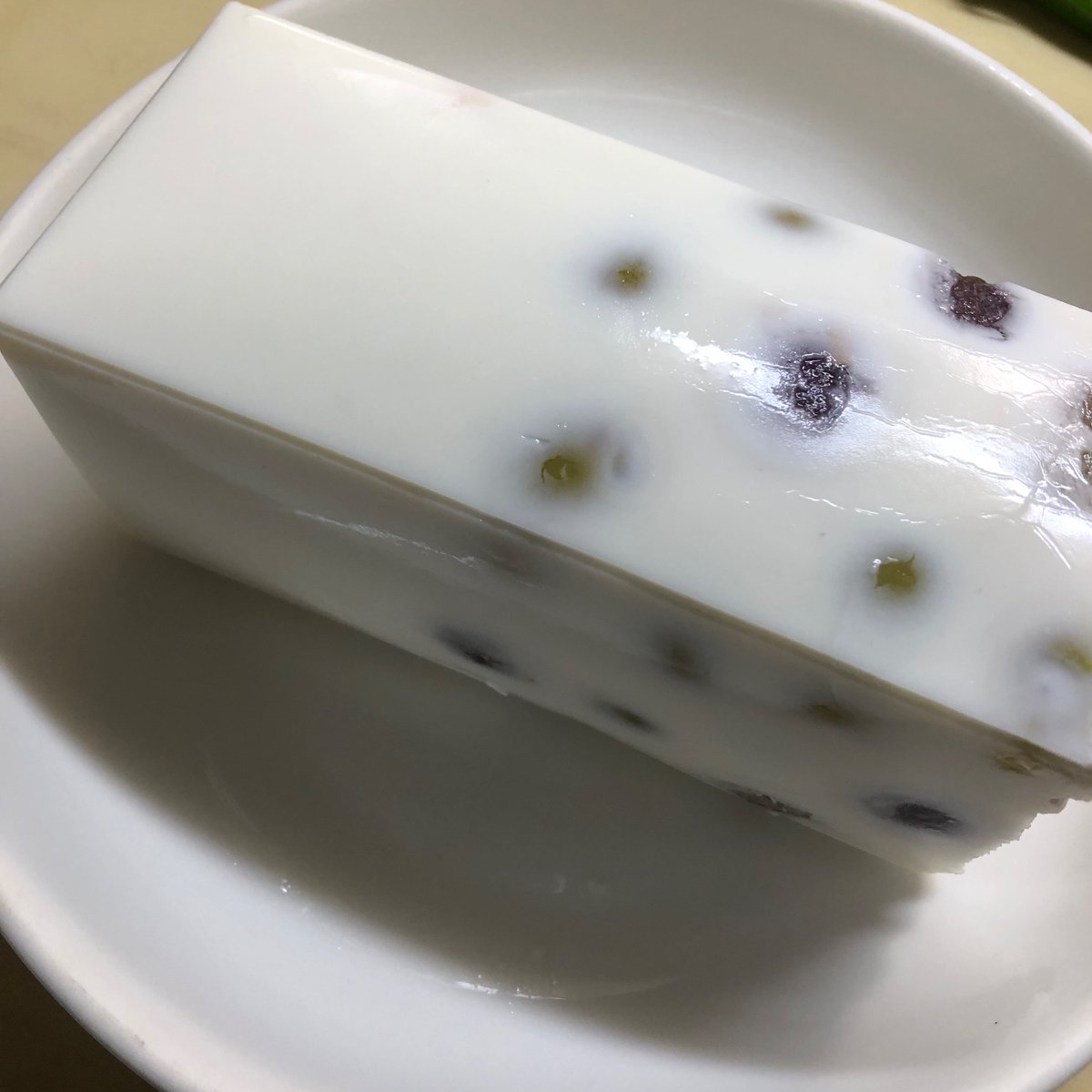 hspfire9's tweet photo. 牛乳寒天にブドウを入れて作ってみました🍇

固まる前に浮いてしまって、ただの寒天とブドウ盛り沢山の部分ができてしまいました…🤣

美味しかったですが、牛乳寒天には酸味のあるミカン等の果物の方が合いそうです🍊 https://t.co/d1rAg34lNX