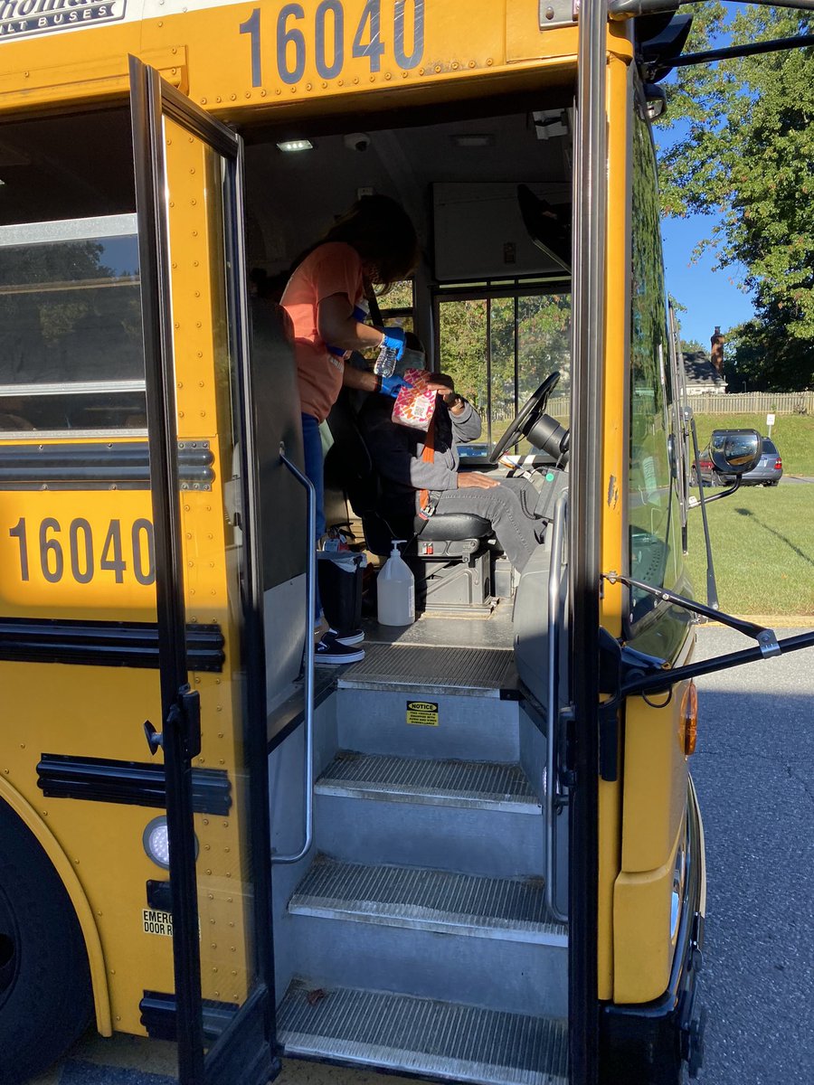 Showing our bus drivers some ❤️this morning because we #donutknow what we would do without them! #thankyoubusdrivers🙌🏼🙌🏼