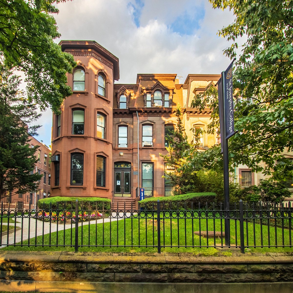 LandmarksofNY tweet media