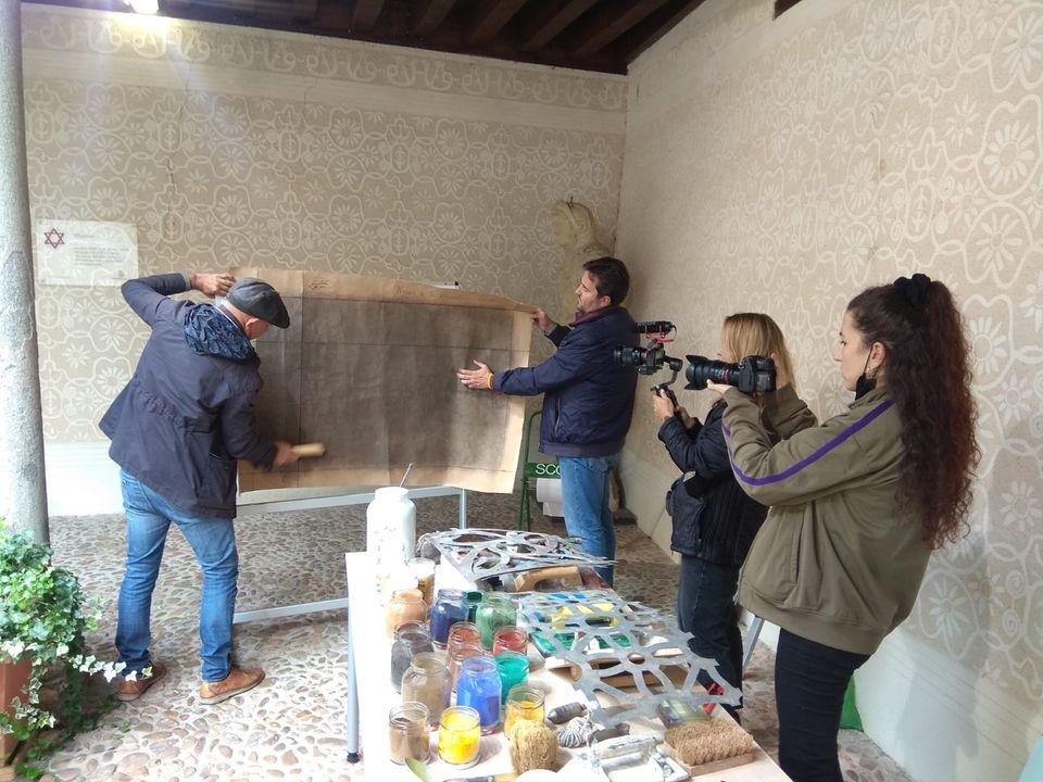 #Rodaje para la #television italiana RaiPlay en #Segovia, ayer comenzaron con monumentos como la #Catedral y el #Alcázar y hoy has podido grabar un taller de esgrafiado con la colaboración de Julio Barbero.
