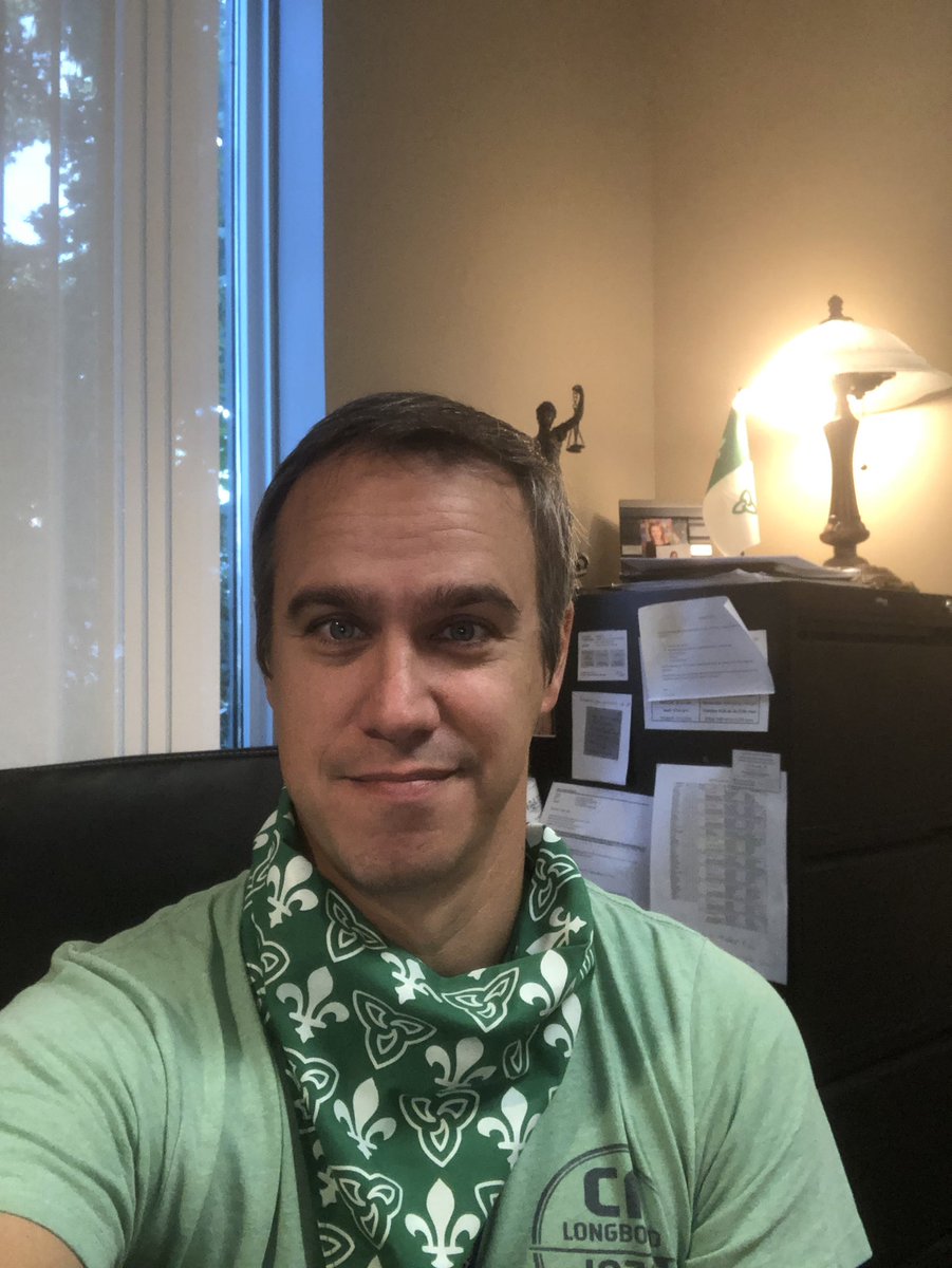 Cabana_Eric's tweet photo. Pas d’audience aujourd’hui, donc on arbore le t-shirt vert au bureau. Bonne Journée (en avance) des Francos ! https://t.co/nhrSr2Eb42