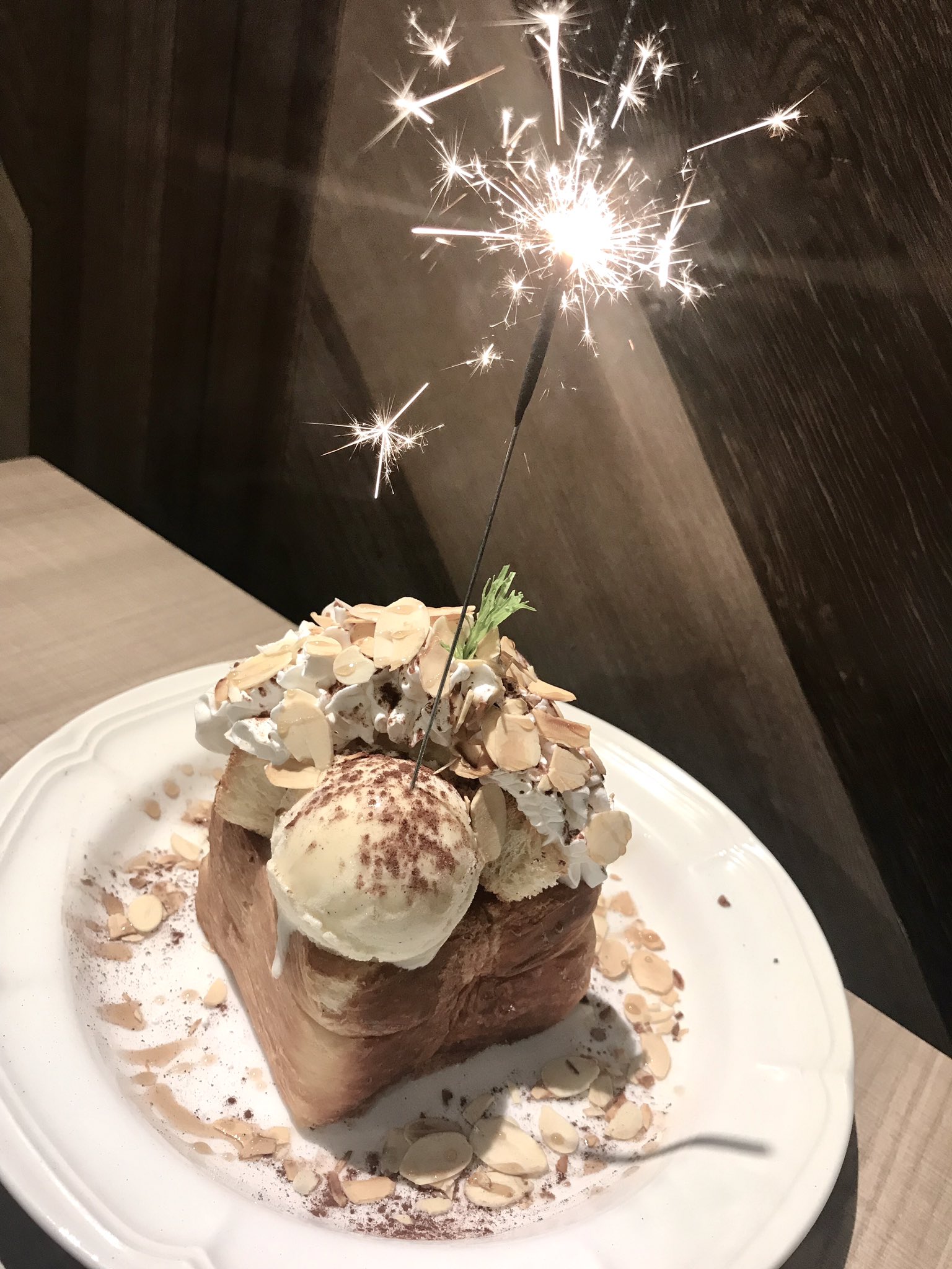 権藤ゆかり デザート頼んだら花火ついてきた 誕生日でもなんでもない日にパチパチくるとなんか幸せ T Co Up67dnqm3k Twitter