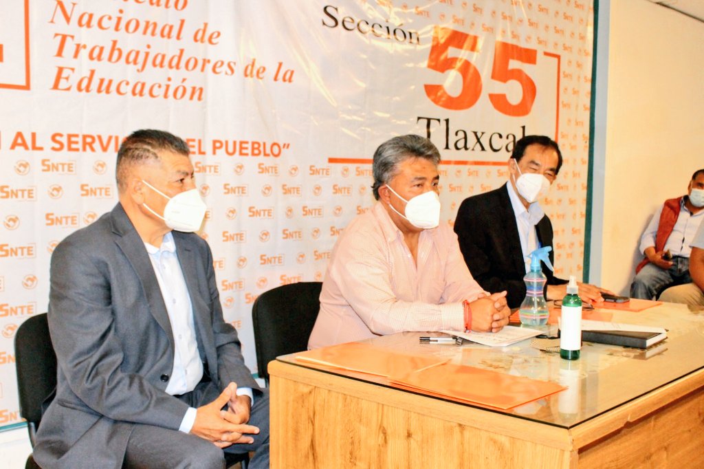 Seccion55SNTE's tweet photo. #preSNTE55 👫👩‍🏫👩‍💻🙋

Dimos la bienvenida al Mtro. @armandovaldezh, como representante del #CENSNTE para los trabajos en la #Sección55, reunión presidida por el Secretario General del #SNTE55 @mtro_guevara y del Mtro. @FcoQuevedo54 del #CENSNTE https://t.co/sQDkKEHnOg
