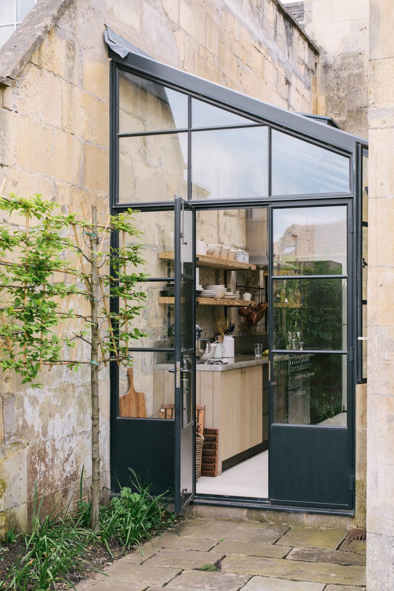 deVOLKitchens's tweet photo. #KitchenTour: Two views into this dreamy Sebastian Cox kitchen in Bath. Oh to wake up here every morning! https://t.co/lhHVC99CCj #HandmadeKitchen https://t.co/y9YHnq2z84