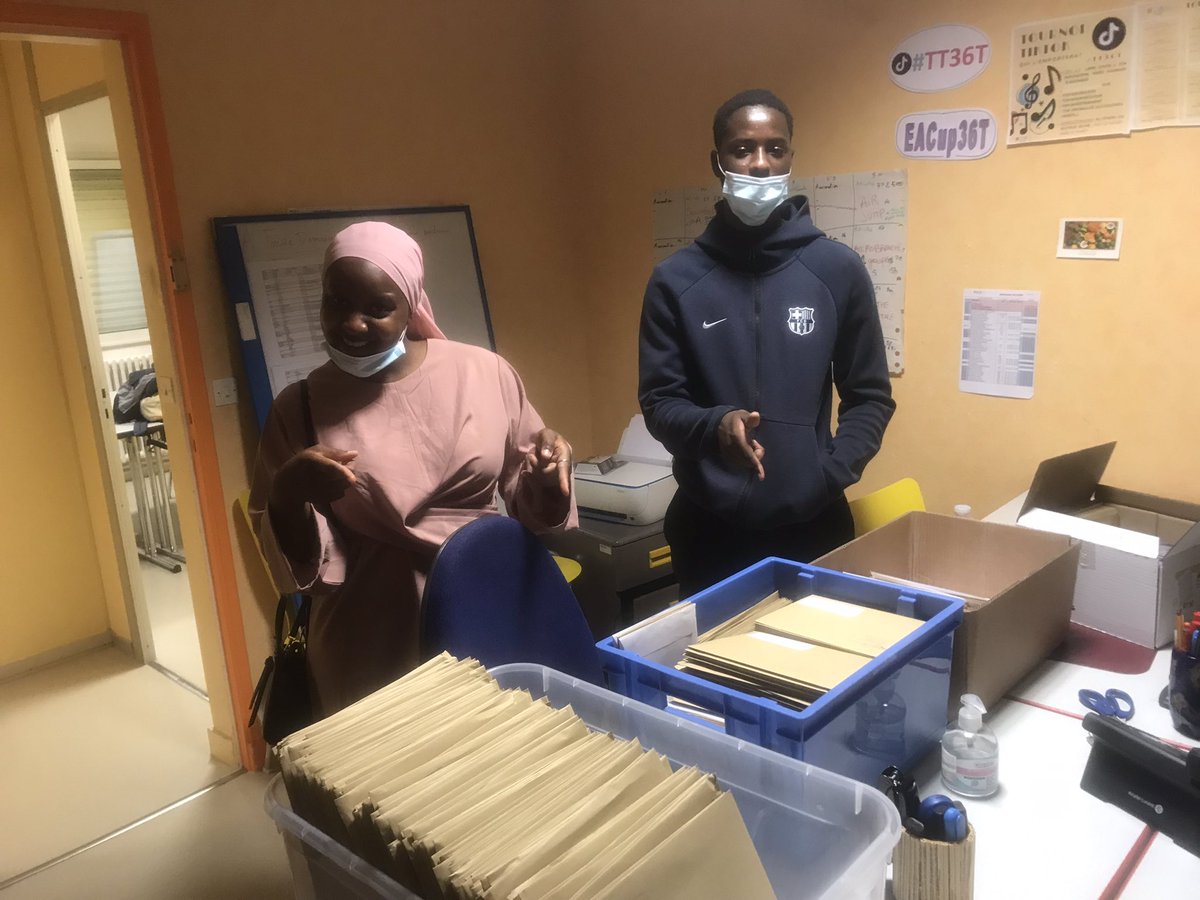 BoiteJobs's tweet photo. Fatoumata et Karamba très heureux à la fin de leur mission!
Pour Karamba c’était sa 1ère expérience professionnelle rémunérée, il s’en rappellera… et nous aussi!
#lajeunesseenforce 
#cooperativejeunesse
#poitiers
#36T 🔥 https://t.co/ByuPiTmDIP
