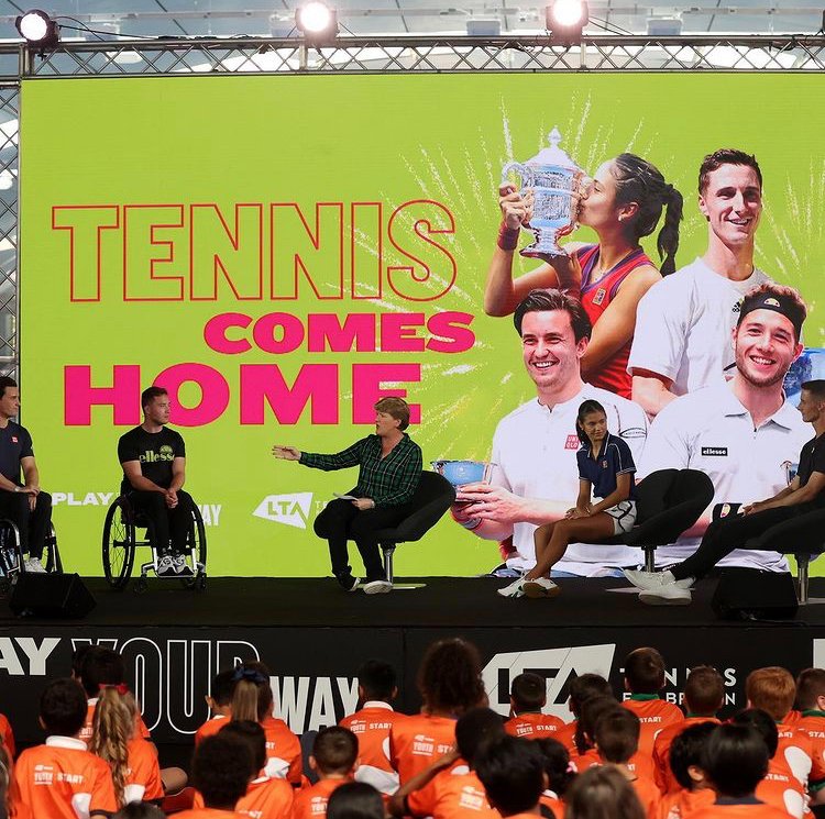 EmmaRaducanu's tweet photo. perfect day for some tennis😍&amp; what an honour, loved being part of the #LTAyouth fun. https://t.co/ChEeLL8bEd