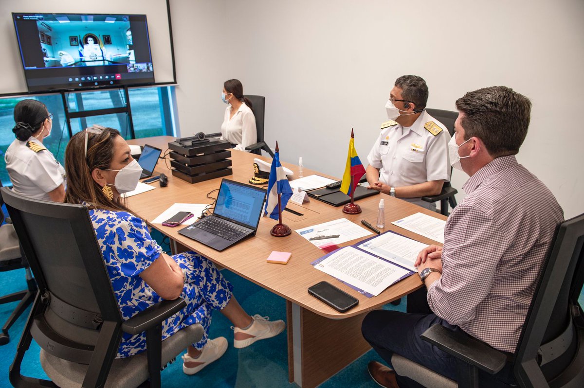 mindefensa's tweet photo. @Diego_Molano se reúne virtualmente con el vicealmirante Rene Francis Merino Monroy @FUERZARMADASV para oficializar la firma de un Memorando de Entendimiento en materia de Industria de Defensa.
CC @CancilleriaCol @FuerzasMilCol @PoliciaColombia https://t.co/cu80bWiUVY