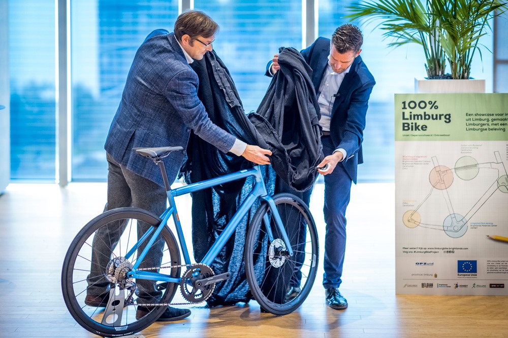 bikefitting_com's tweet photo. Great to see the first 100% Limburg test bikes from this project in the flesh at the Innovation Hub at the UCI world champs. We're proud to have been involved with this project as one of the local Limburg companies.
https://t.co/J3xUUmrnIZ https://t.co/QsNZln8rjo
