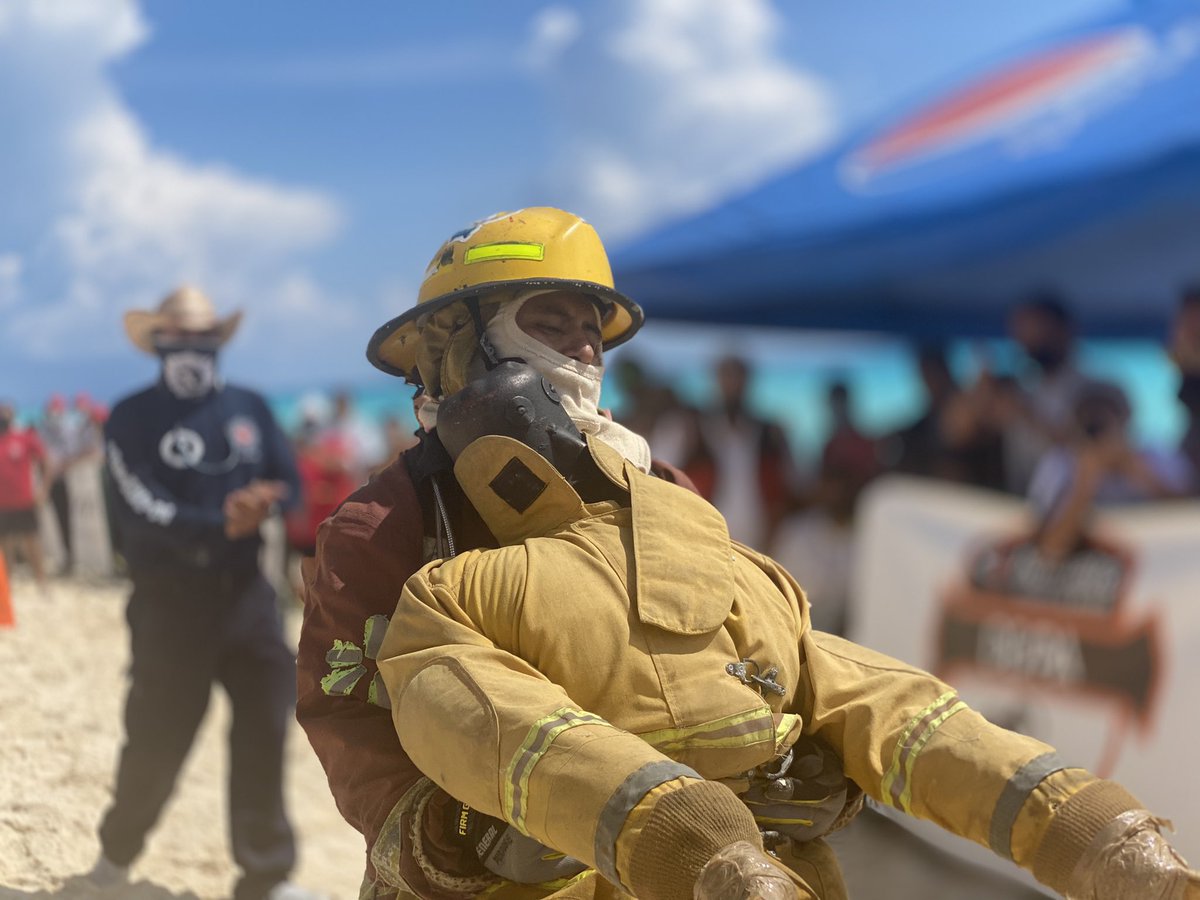 BomberosMexico1's tweet photo. Luis Manuel Bautista es bombero de @BomberosCancun y arranca el reto del #bomberochallenge dentro de la 65 Convención Nacional de Jefes de Bomberos. 

#65CNJB https://t.co/mNFmnAN1Ui
