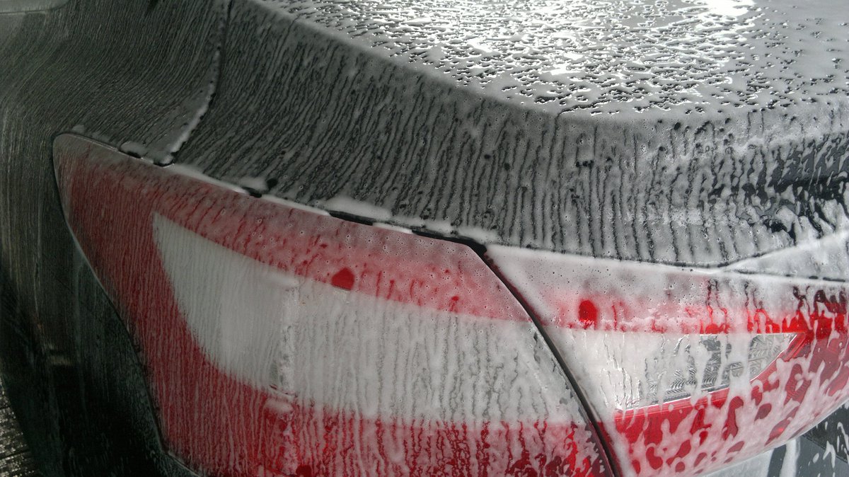 LiveGreenTO's tweet photo. #DYK washing your car at home can cause dirt, oil &amp; other chemicals to enter the catch basin and end up in the Lake? Help #GreenTO: Consider a commercial car wash - they're required to treat wastewater before it enters the sewer. #CityofTO Read more here: https://t.co/k43D0pzEka https://t.co/4tNese0R0j
