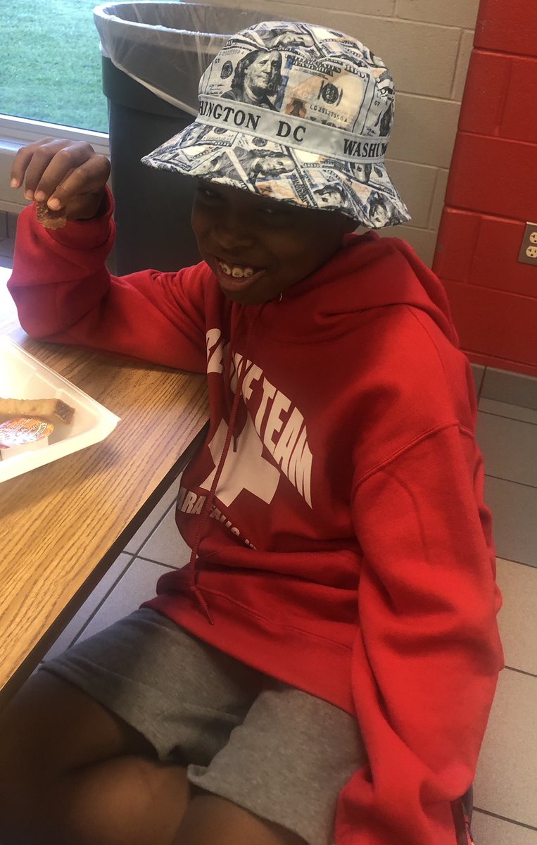 thompsliveskind's tweet photo. Wearing hats to support higher education! #bearsshine #collegeweek @BennettBears https://t.co/rW9UyqbPDZ