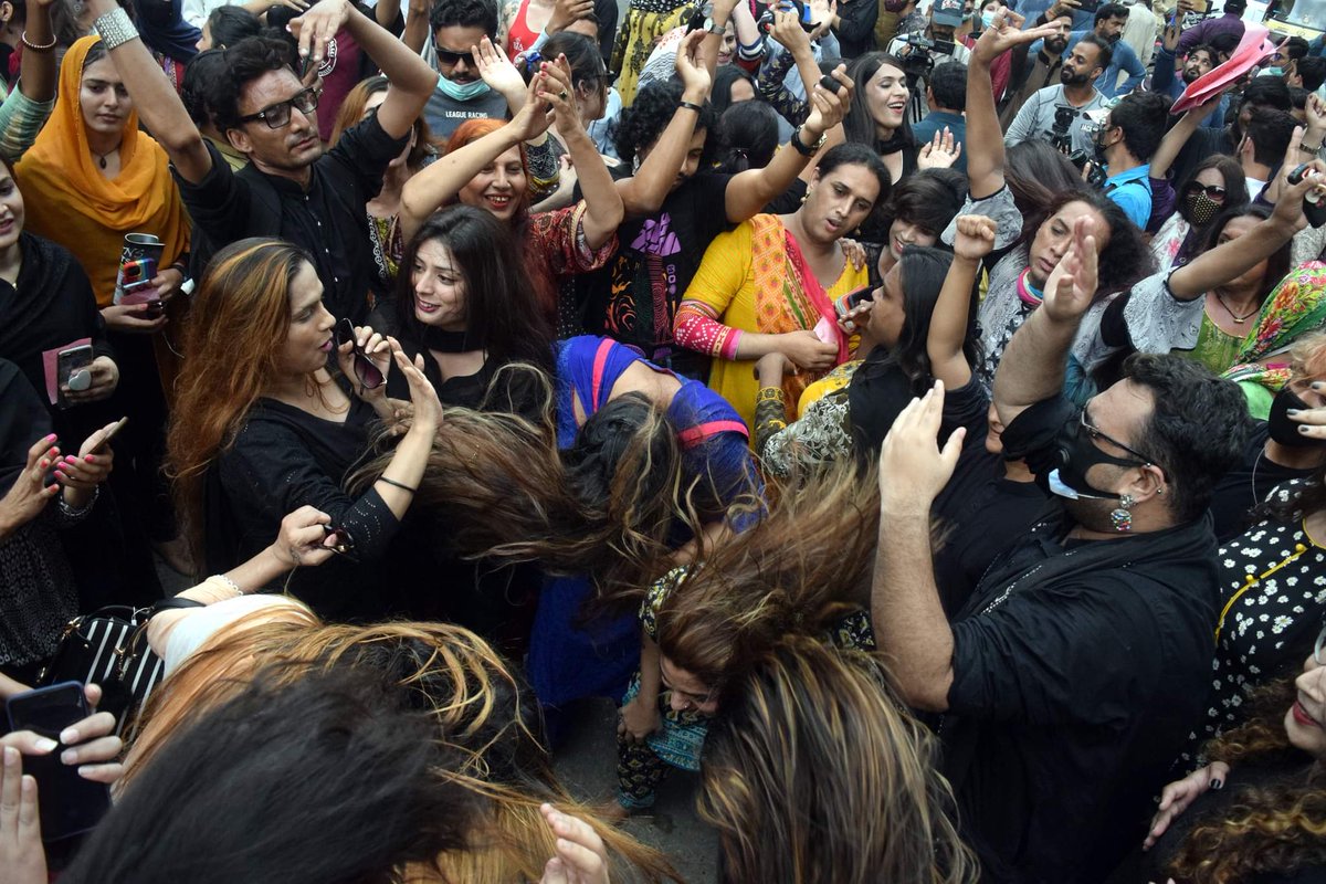 SaeedLashariPh1's tweet photo. members of the transgender community carry posters and banners while chant slogans condemning the violence against their community on Friday in front of Karachi Press Club. #TransWomenAreWomen #transgenders #shemals #Pakistan https://t.co/j67WgZT84N