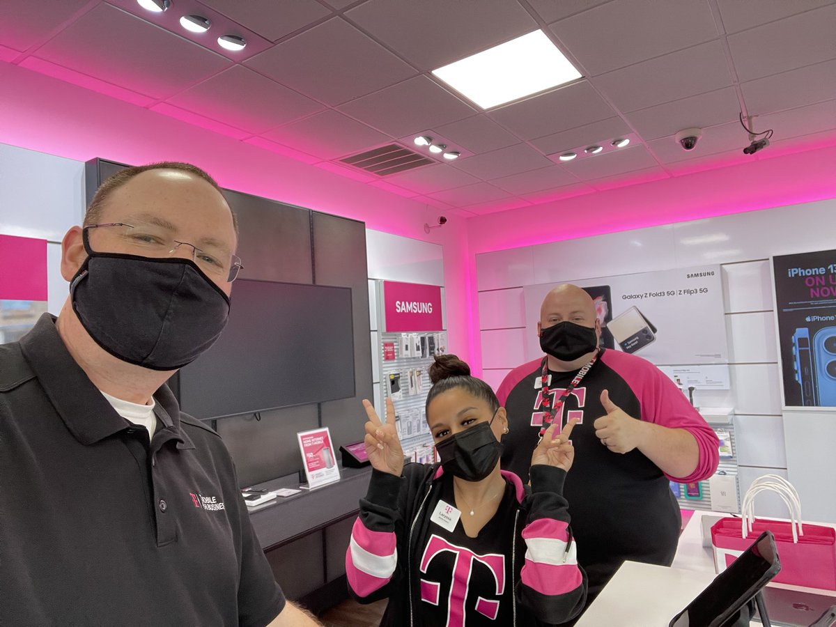 Goodman is ready for iPhone launch!!! <a href="/DGurosky/">D GUROSKY</a> <a href="/jboy1724/">Javier B</a> <a href="/Karenthesprint1/">ThisGirlWearsMagenta- Senior Manager</a>