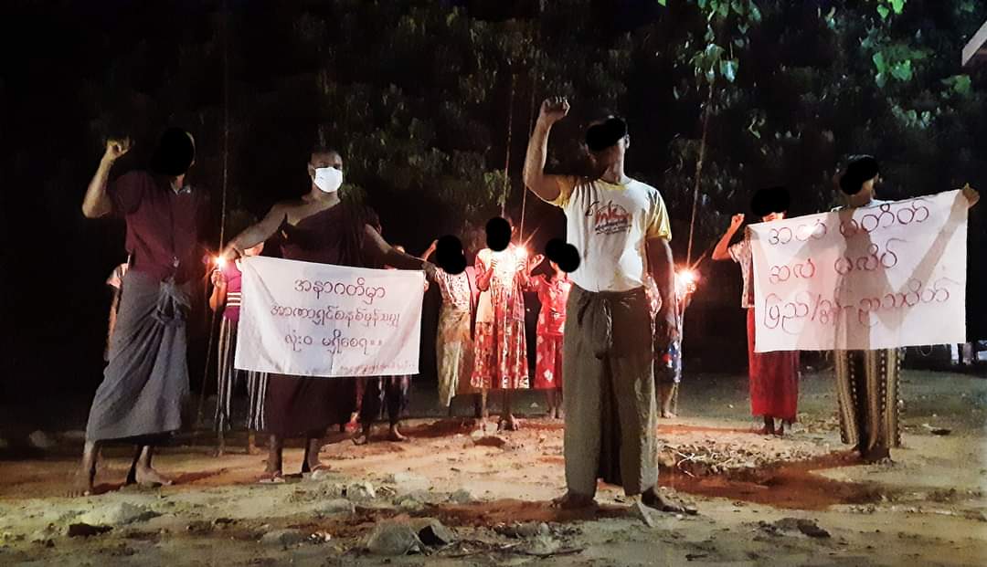 KaungKhantHto10's tweet photo. Even there is strict security measures of junta terrorists, night protest successfully held at Pyigyidagun tsp, Mandalay tonight as usual !!!

MYANMAR NEEDS HELP 

#Sep24Coup 
#WhatsHappeningInMyanmar https://t.co/EUNbNDU1yU