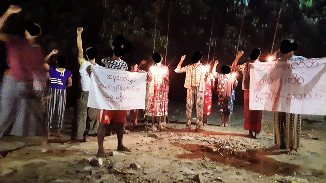 KaungKhantHto10's tweet photo. Even there is strict security measures of junta terrorists, night protest successfully held at Pyigyidagun tsp, Mandalay tonight as usual !!!

MYANMAR NEEDS HELP 

#Sep24Coup 
#WhatsHappeningInMyanmar https://t.co/EUNbNDU1yU