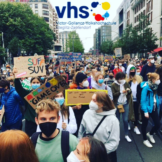 vhssz's tweet photo. Von wegen unpolitische Jugend! Tausende junge Menschen gehen heute in Berlin auf die Straße, um friedlich für eine nachhaltige Klimapolitik zu demonstrieren und die Politik aufzufordern, deutlich mehr gegen den Klimawandel zu unternehmen. #klimastreik #vhs #btw2021 #gehtwählen https://t.co/yLh6WGmfH5