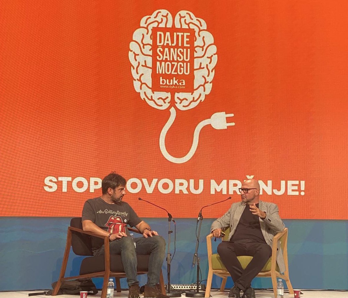 AlexandarT's tweet photo. Gogo Bogdan na Weekend media festivalu u Rovinju na panelu Influencer celebrity, Biti ili ne biti, govorio o kampanji Buke protiv govora mrznje nakon sto je publici pušten naš spot u kome I glumi jednu od uloga. Pregolemo!  #WMF21 https://t.co/kJg9rlP6dM