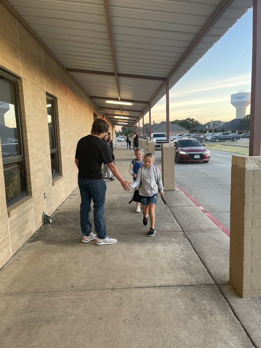 JoshuaSportsMed's tweet photo. High Five Fridays #owlsportsmedicine @JoshuaISD @CoachHick82 https://t.co/t2RI6F9jIt