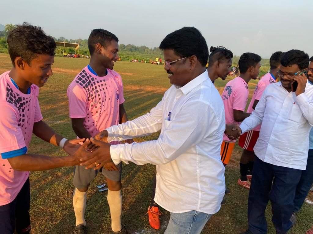 JMMrameshtudu's tweet photo. टुंडी विधानसभा के तोपचांची प्रखंड अंतर्गत ढांगी में जेएमसी क्लब महडोर, ढांगी द्वारा तीन दिवसीय फुटबाल टूर्नामेंट का आयोजन किया गया। जिसमे आज तीन दिवसीय फुटबाल टूर्नामेंट के समापन समारोह में मुख्य अतिथि के रूप में शामिल हुआ एवं १/२
@HemantSorenJMM 
@JmmJharkhand 
@JMM_Dhanbad https://t.co/E9kWrhMku5
