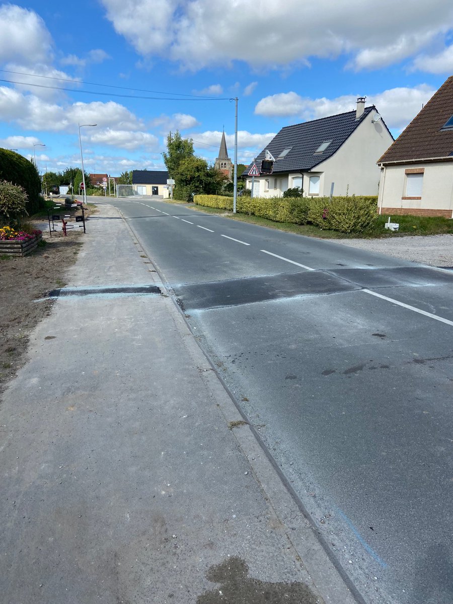 EnergieFlandre's tweet photo. En images - le chantier @siecf d’enfouissement des réseaux à #Holque est en cours de réalisation par @CiteosOfficial #Flashenergies et #Stps. Un chantier qui permettra de résorber les fils nus et rénover l’éclairage public #transitionenergetique #Flandre avec @enedis_npdc https://t.co/TdpaiSwvOn