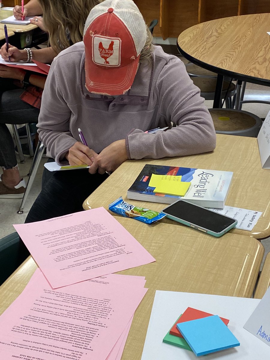 lizzy_malloy's tweet image. Literacy leaders reflecting on their beliefs about reading and writing💚 #fhsdlearns #literacyleadership