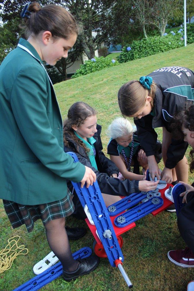 TruroHigh's tweet photo. Our lawns have been buzzing with activity today as our Year 9 students took part in workshops run by engineering specialists from the @RoyalNavy. Students in Years 7, 8 & 9 have been involved in these workshops which have focused on collaboration & creative thinking #WomeninSTEM https://t.co/oFMPV16bCw