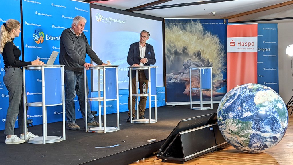 #Klimawandel als #KomplexeKrise und seine Folgen: Dazu eindrückliche Impulse unserer Mitglieder Prof. Dr. #PeerRechenbach @HAW_Hamburg zu #Blackout und #Resilienz sowie <a href="/ABroemme/">Albrecht Broemme</a> zu #Klimaflucht beim #Extremwetterkongress in Hamburg #EWK2021 #GRÜNBUCH2020