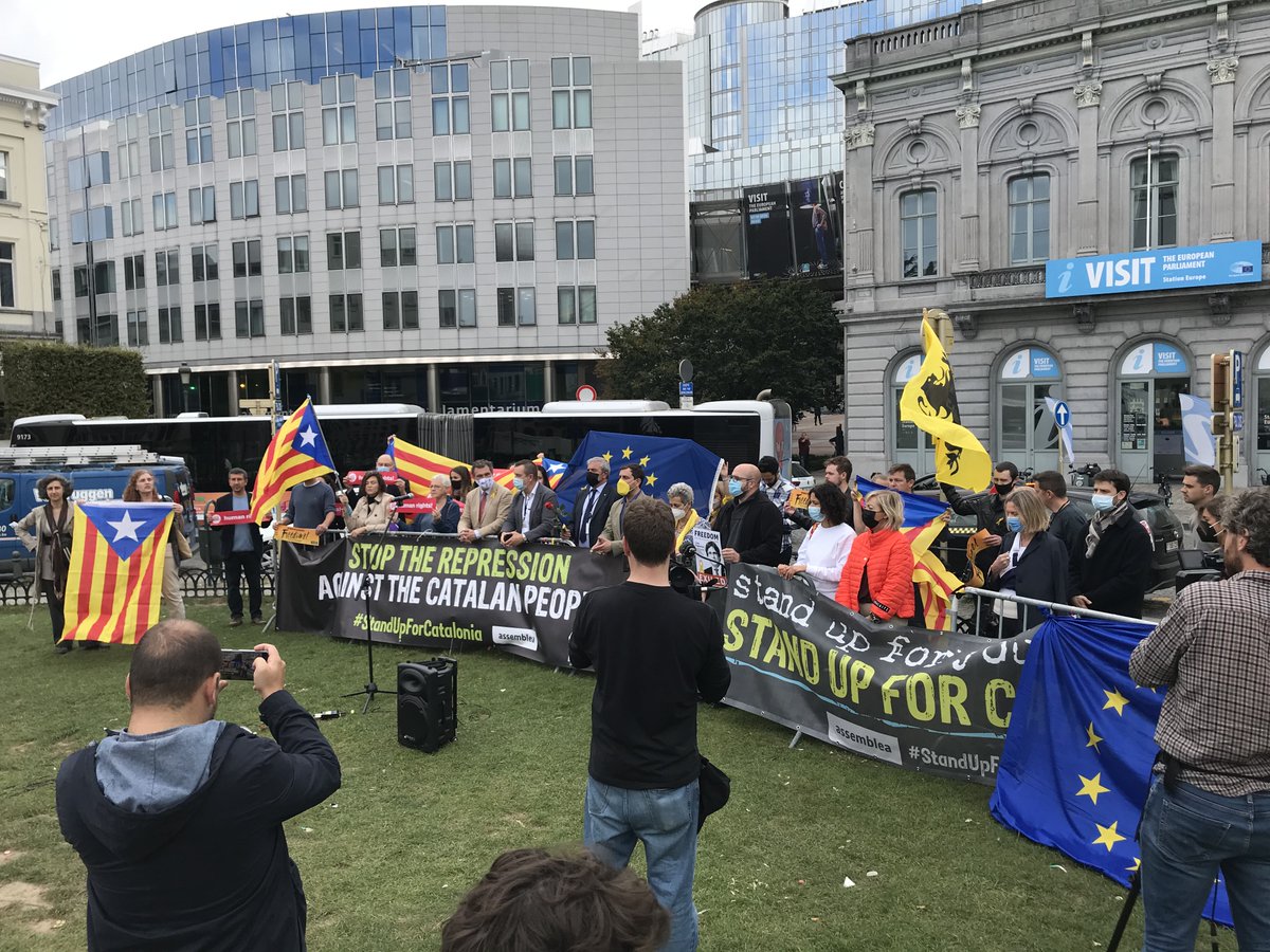 Solidarity and support for @KRLS in front of European parliament, Brussels @EP_Belgium. Respect for democratic rights and EU law implies his immediate release!  @KarlVanlouwe @Jongnva #FreePuigdemont