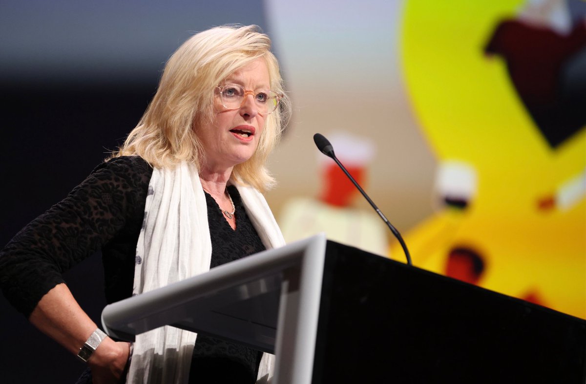 Jet Bussemaker, voorzitter van de Raad voor Volksgezondheid &amp; Samenleving spreekt over hét ontbrekende thema in discussies over de toekomst van de zorg: de relatie tussen formele en informele zorg, ofwel tussen beroepskrachten, naasten en vrijwilligers ou.nl/dies-natalis