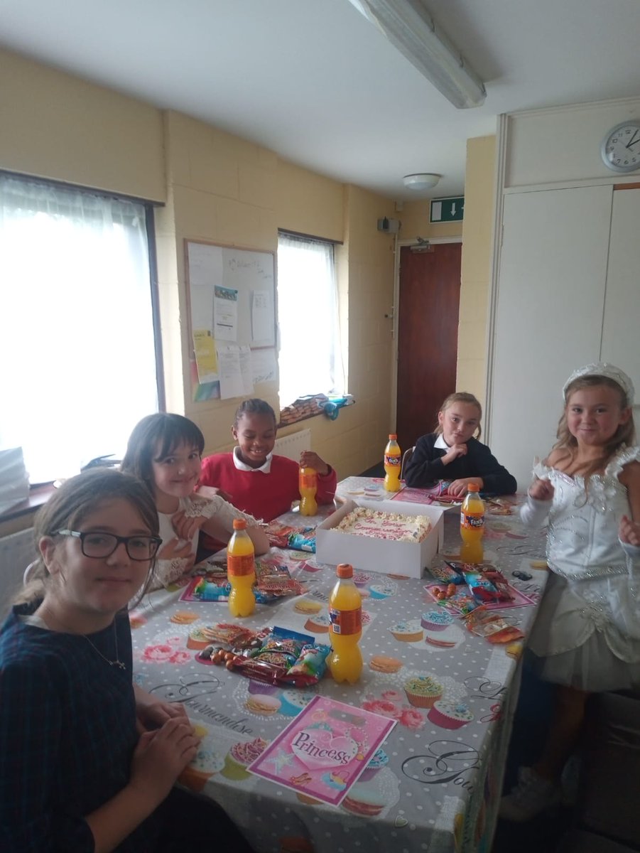 bhride_scoil's tweet photo. Congratulations to the girls who received the Sacrament of First Holy Communion, we had a wonderful party in school! Thanks to the Cosy Cafe for the delicious cake 🍰 and to the school for providing all the tasty treats.@CosyMountrath https://t.co/zfPAp24nmX