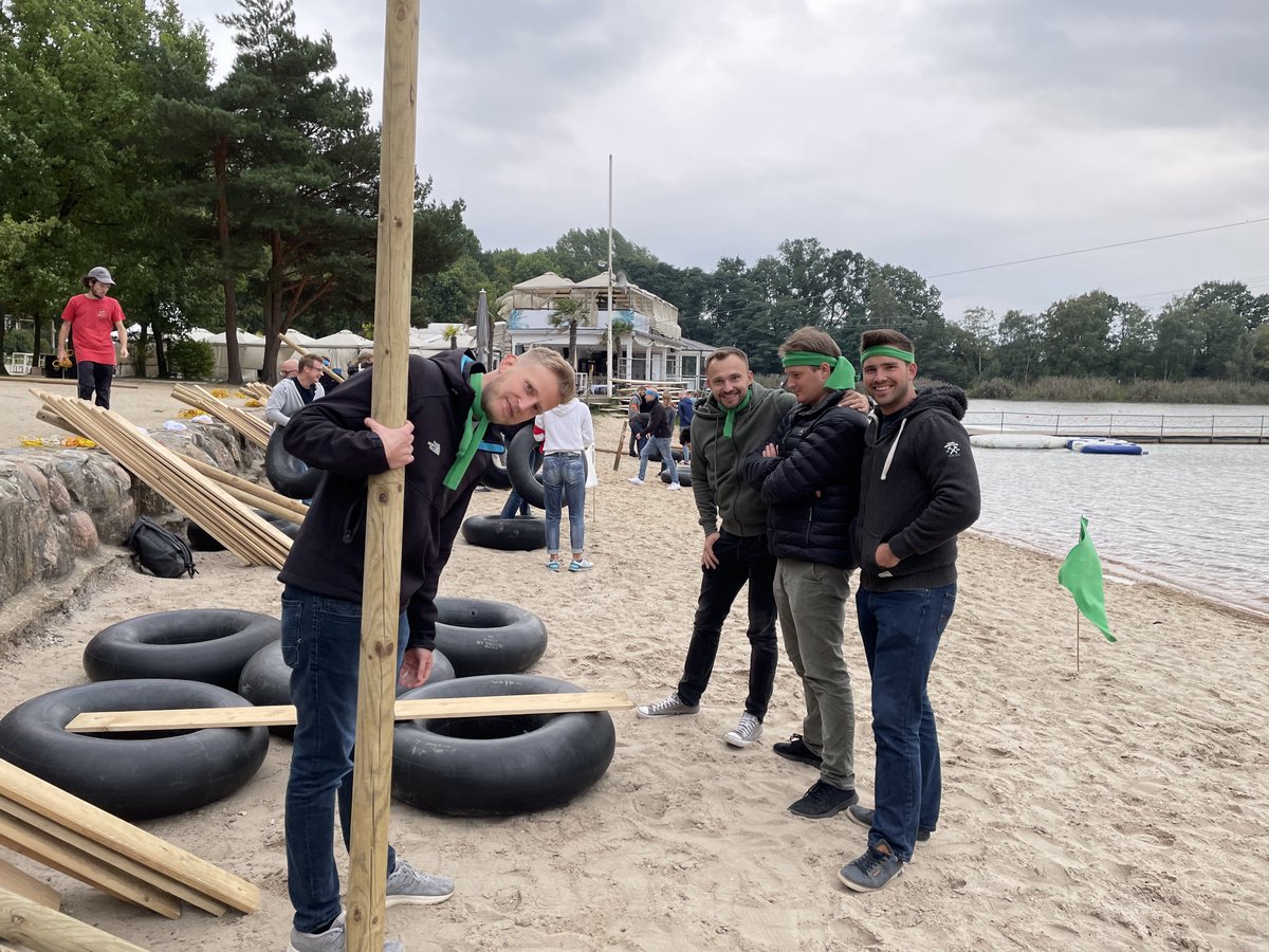 Nunav_'s tweet photo. Ahoi #Matrosen und #Piraten!⛵Gestern sind wir bei unserem Teamevent in See gestochen! In 5 verschiedenen Teams haben wir uns der Aufgabe gestellt, ein Floß ohne Anleitung zu bauen und damit den Blauen See zu überqueren. 🌊 Das schnellste Team gewann.🏆#Teamwork #GraphmastersTeam https://t.co/ExzaM6eHH3
