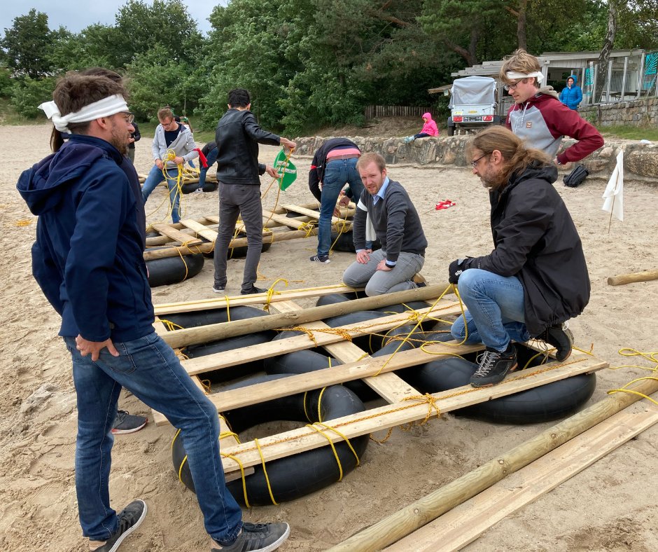 Nunav_'s tweet photo. Ahoi #Matrosen und #Piraten!⛵Gestern sind wir bei unserem Teamevent in See gestochen! In 5 verschiedenen Teams haben wir uns der Aufgabe gestellt, ein Floß ohne Anleitung zu bauen und damit den Blauen See zu überqueren. 🌊 Das schnellste Team gewann.🏆#Teamwork #GraphmastersTeam https://t.co/ExzaM6eHH3