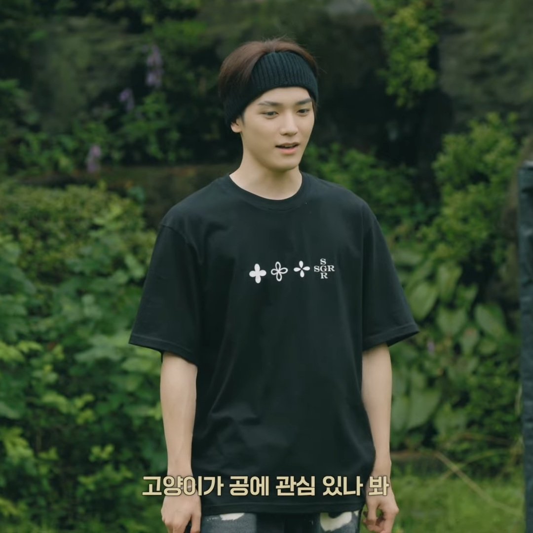 배드민턴 치는 중인데 고양이 온 순간부터 집중력 0된 태용이 어캄 ㅠ 눈이 자꾸 고양이한테 감 ㅠ (당연함