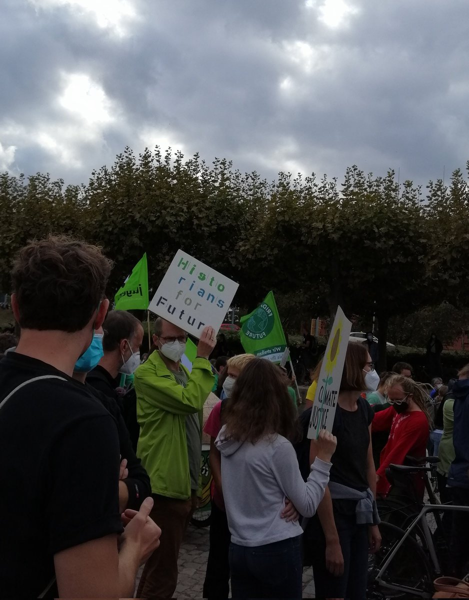 mephitis's tweet photo. #HistoriansForFuture beim #Klimastreik in #Mainz. Dem schließe ich mich an mit #ArchaeologistsForFuture! https://t.co/6JDAoeAIY8