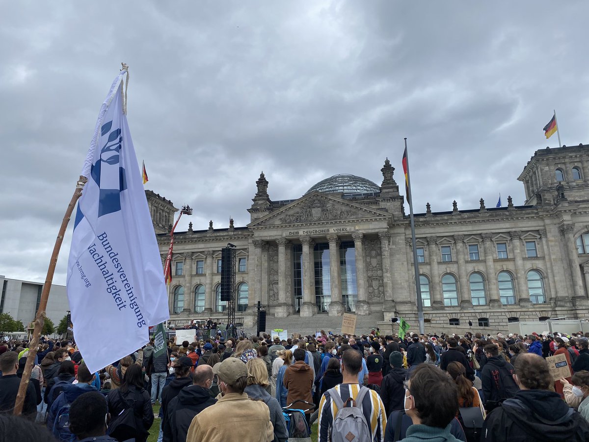 Stephan_Koester's tweet photo. Über 100.000 Menschen setzen heute ein deutliches Zeichen für eine progressive Klimapolitik unter der Einhaltung der 1,5 Grad Erwährmungsgrenze in Berlin. #AlleFuersKlima #Klimastreik https://t.co/SauQ8njKlx